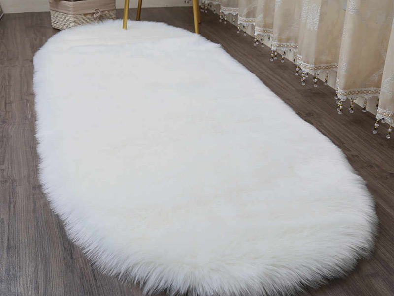 Белый ковер на темном полу