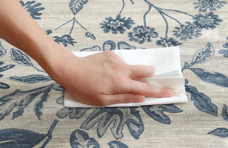 Удаление пятен с ковра Удаление пятен с ковра